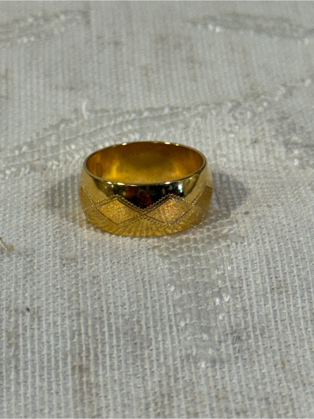 Vintage Gold Tone Etched Diamond Pattern Wide Cigar Band Ring Approx Sz 5.75-6